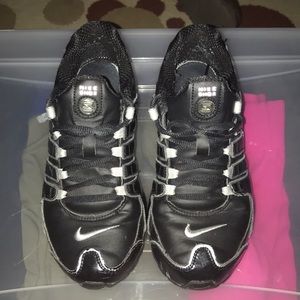 Kids Black Nike Shox - 4Y